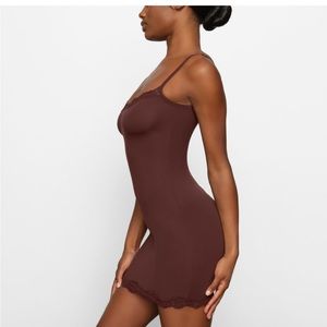 NWT SKIMS FITS EVERYBODY LACE SHORT SLIP DRESS IN COCOA SIZE Medium